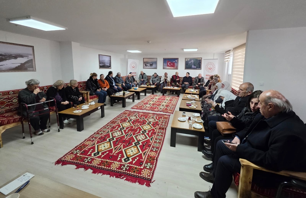 BAŞKAN DEMİR VE BERABERİNDEKİLER HUZUREVİ’Nİ ZİYARET ETTİ